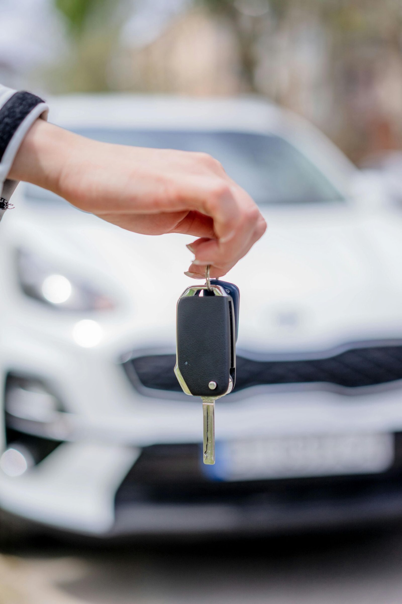 Technicien serrurier automobile remettant une clé de voiture à un client dans le Nord