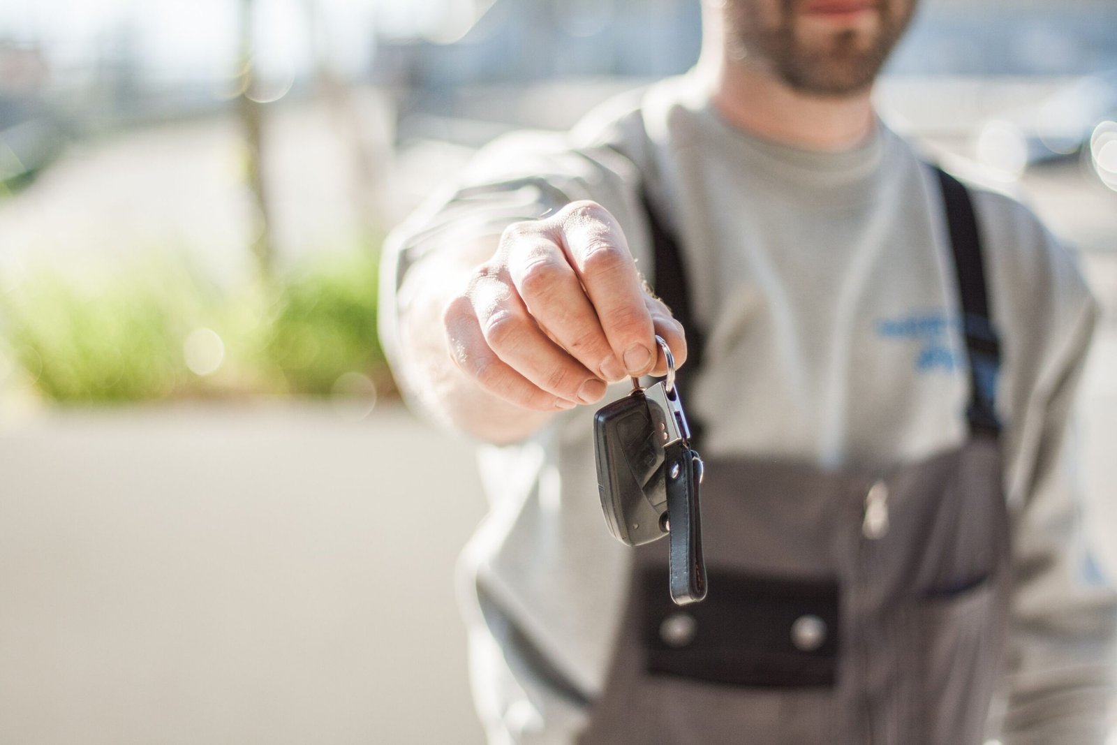 Clé de voiture dans la main — perte de clé automobile, recréation sur place dans le Nord